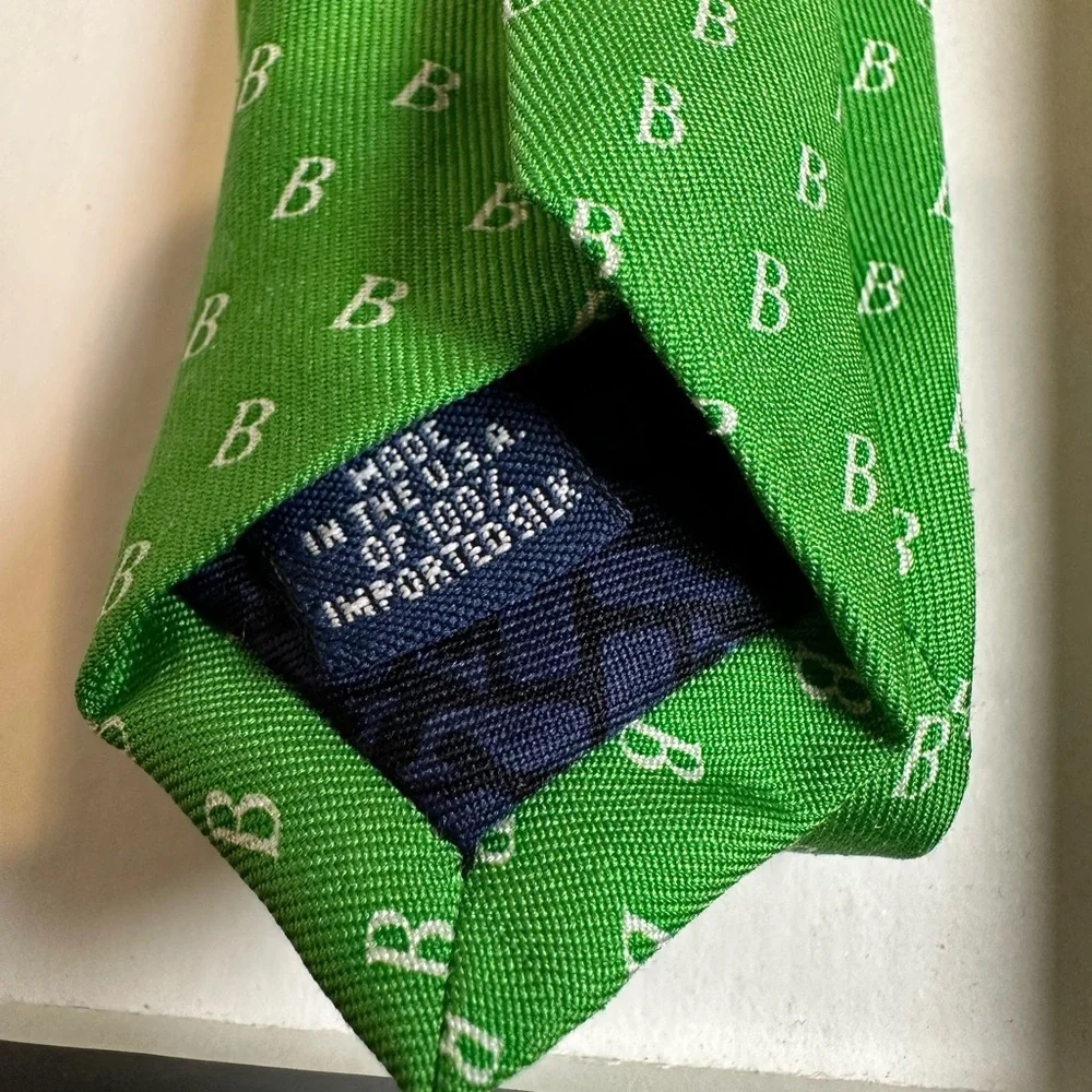 Vineyard Vines Custom Collection Bold Green Patterned Tie NWT